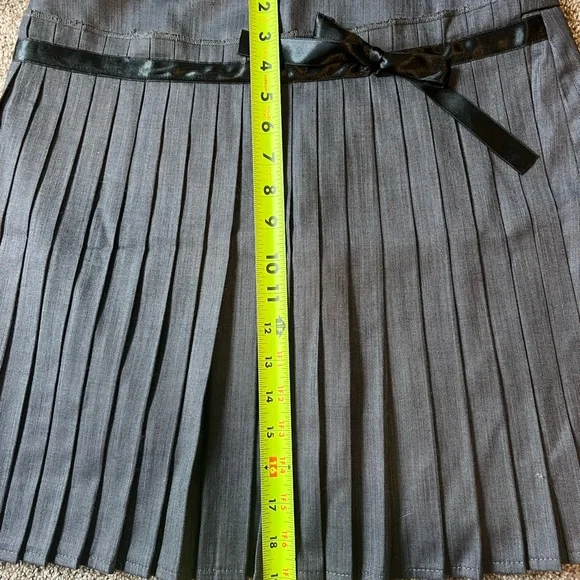 Vintage Gray Pleated Skirt with Black Ribbon Detail - Picture 3 of 6